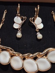 Vintage White Thermoset Leaf Gold-Tone Necklace Butterfly Faux Pearl Earring Set