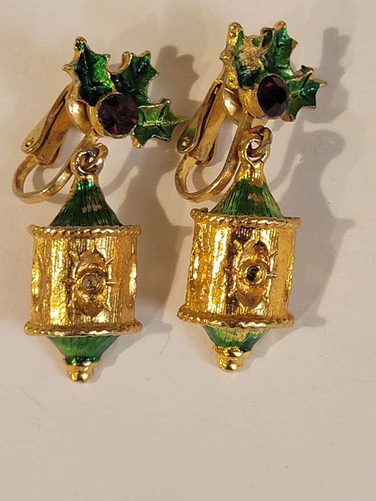 Vintage Holiday Ivy Clip on Earrings