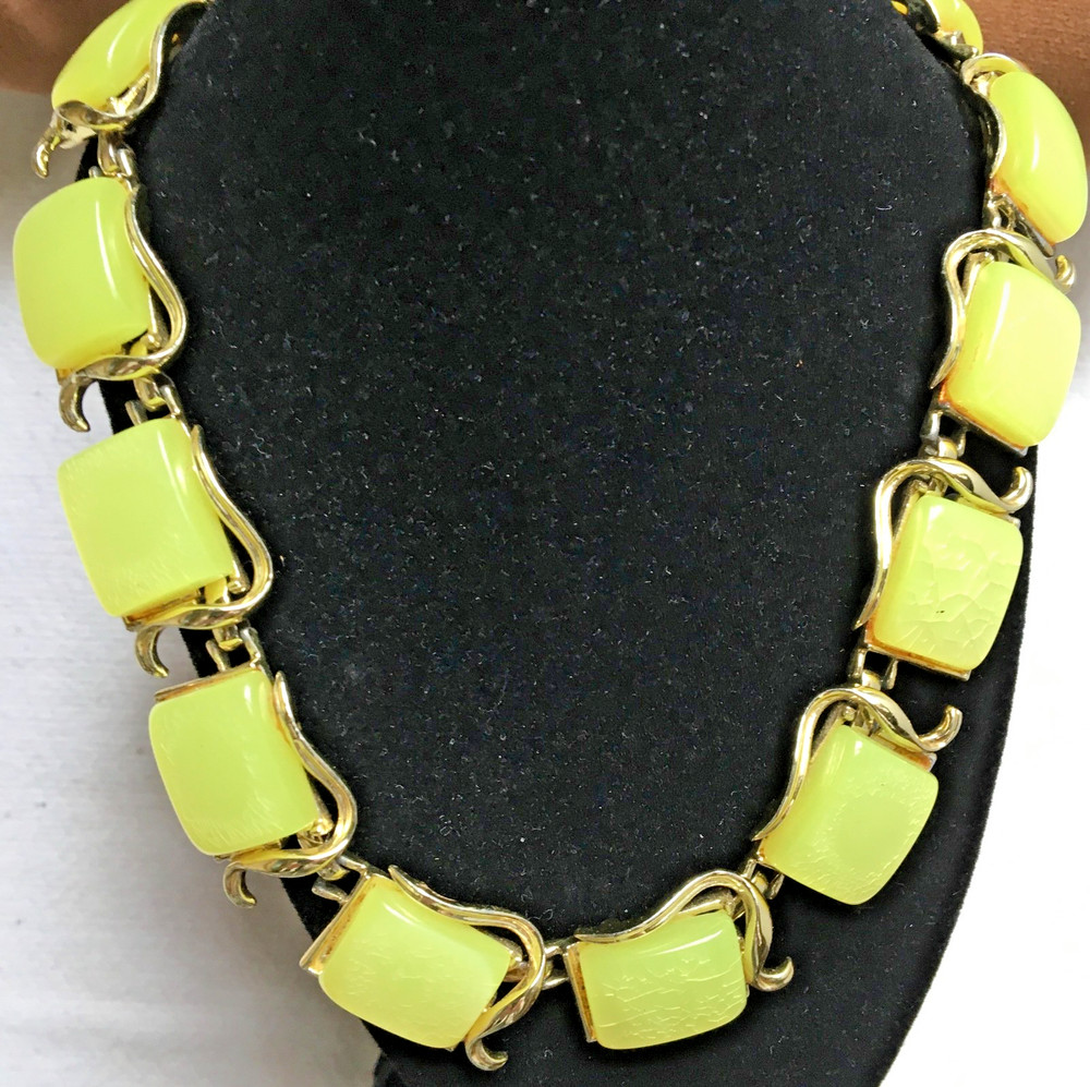 VINTAGE LUCITE – CORO Necklace – YELLOW – Collar length 16′” Gold-tone
