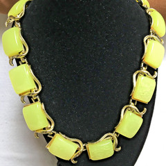 VINTAGE LUCITE – CORO Necklace – YELLOW – Collar length 16′” Gold-tone