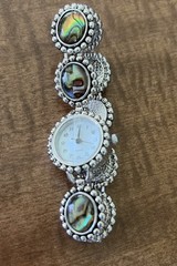 Avon Vtg Ladies’ Round SilverTone Abalone Bracelet Links Watch