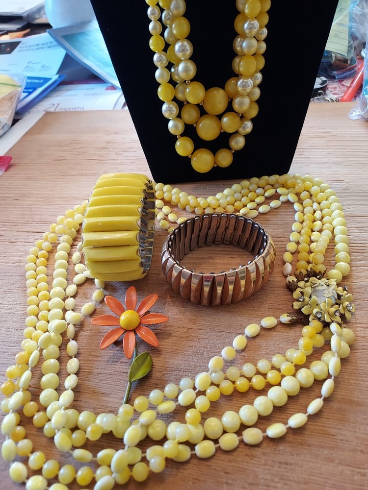 Vintage Lot Of 5 Necklaces, Bracelets And A Brooch/Pin Yellow