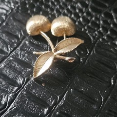 Sarah Coventry Apple Brooch Brushed Gold Tone Double Fruit Stem & Leaves 2.25″