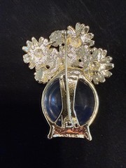 VINTAGE AJC AMERICAN JEWELRY CHAIN DAISY FLOWER BOUQUET VASE BROOCH 2.25″