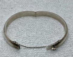A Vintage Sterling Silver Hinged Bangle Bracelet. 7 1/2 Inch Circumference.