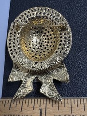 Gold Tone Textured Straw Garden Hat Pink Roses Pearl on Bow 2″ Brooch Pin 1928