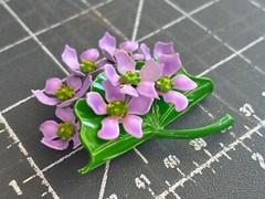 LOVELY LAVENDER PURPLE VIOLETS VINTAGE METAL ENAMEL FLOWER PIN CORSAGE GIFT