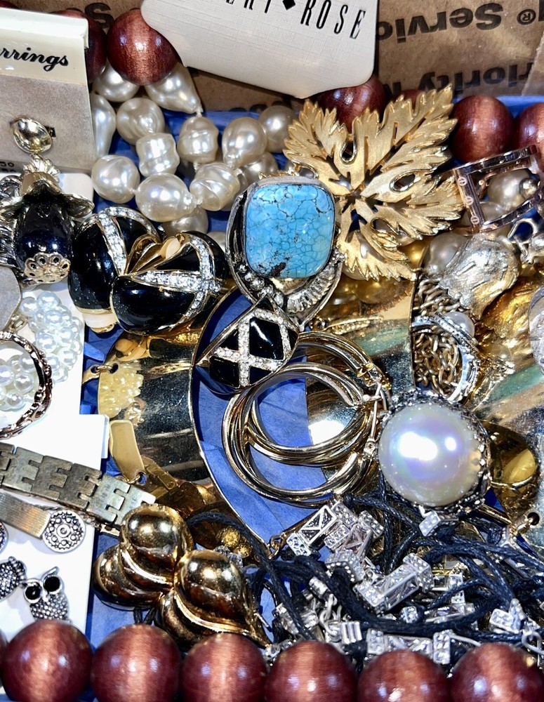 1.1 Pounds Of Vintage & Modern Assorted Jewelry, Fabulous Collection