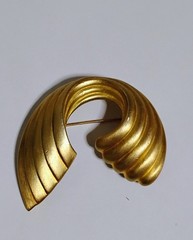 80s Casual Corner Brushed Metal Gold Tone Brooch Signed 2-1/8″
