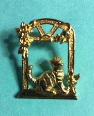 Vintage Gold Tone Cat In Window Tac Pin Jewelry SM-33