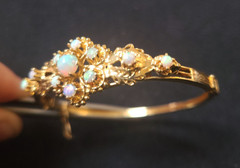Exceptional Victorian 14 KT solid yellow gold and opal hinged bangle bracelet