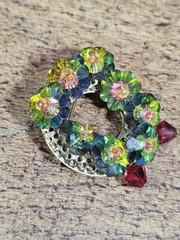 VTG Goldtone Wired Margarita Floral Rivoli Glass Open Wreath Brooch, 1.5″