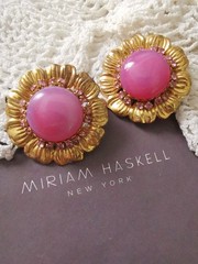 MIRIAM HASKELL 50’S SIGN 2-PC SET PINK PÂTÈ DE VERRE BEADS & MONTÉE BRASS ACCENT