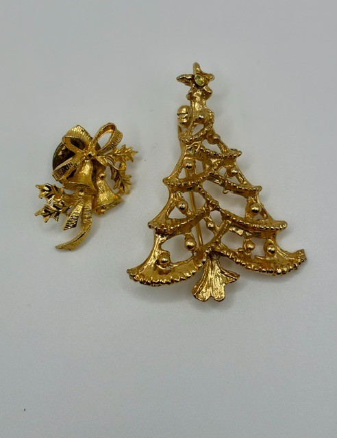 Gold Tone Christmas Tree and Bow Bell Pin/Brooch