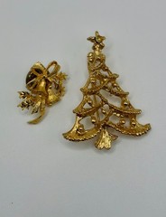 Gold Tone Christmas Tree and Bow Bell Pin/Brooch