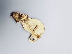 Enamel Vero White cat gold tone brooch pin 2 “