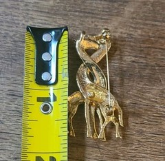 Vtg Giraffe Brooch White Black Enamel Giraffes Goldtone White Black 1.75 In