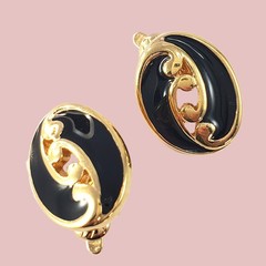 TRIFARI Black Enamel Oval Filigree CLIP ON Vintage 1990s Earrings 0.75″