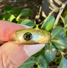 VINTAGE 14K GOLD FLUSH SET GREEN TOURMALINE GYPSY RING VERY HEAVY CHUNKY UNISEX