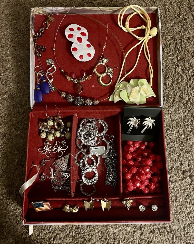 VINTAGE & MODERN JEWELRY- ESTATE FIND- 6 Necklaces 15 Pairs Of Earrings 2 Pins!