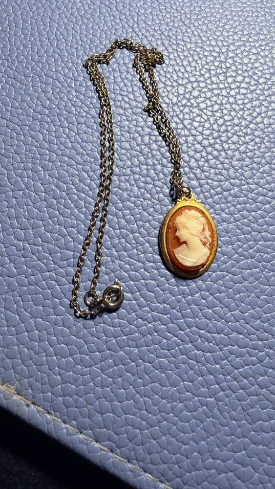 Vintage 1978 Universal Studios Cameo Pendant Necklace