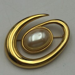 Vintage Monet Signed Goldtone Metal Faux Pearl Jelly Belly Pin Brooch 1.75″