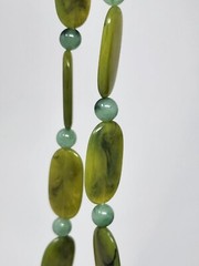 Vintage Green Lucite Faux Jade 18″ Necklace and Elastic Bracelet Set Lightweight