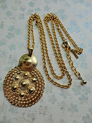 VTG SIGNED CASUAL CORNER GOLDTONE ETRUSCAN STYLE FILIGREE MEDALLION NECKLACE