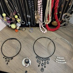 60 Piece Vintage-Now Jewelry Lot Necklaces Bracelets Brooches