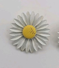 Vintage Daisy Flower Enamel Metal Clip On Earrings Retro Groovy Hippy Ecclectic
