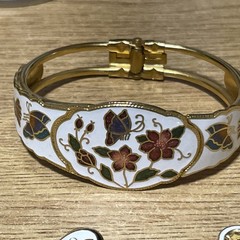 vintage white Cloisonné Enamel Jewellery Set Hinged Bracelet and matching Earing