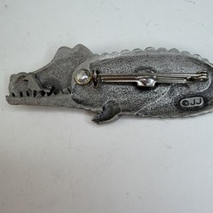 JJ Jonette Jewelry vintage pewter articulated alligator with bird pin-2.5in