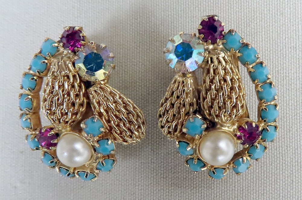 VINTAGE CLIP-ON HOBE EARRINGS