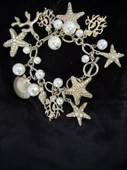Vintage Mod Retro Sea Shell Starfish Beach Charm Gold Tone Cha Cha Bracelet