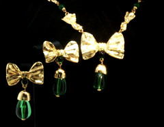 Vintage Catwalk John Jewelry Set – Gold‑Tone Bow Necklace & Green Drop Earrings