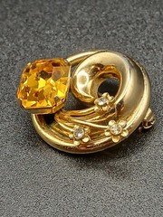 VTG Mid-century Gold Tone Swirl Brooch W/Amber Crystal & Rhinestone 1950s-1970s