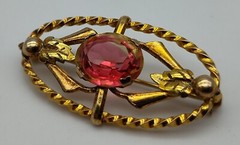 Vintage Oval Red/Orange Variegated Stone Gold Tone Pin Brooch Lapel