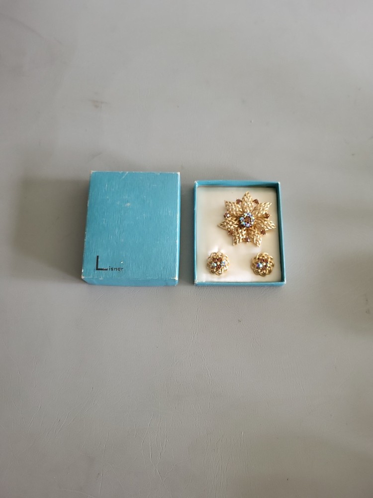 VTG. Lisner matching brooch and clip earrings -orig. box, stunning set
