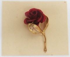 BEAUTIFUL MOTHER’S DAY METAL ENAMELLED ROSE THE SYMBOL OF LOVE IN GOLDEN CARD