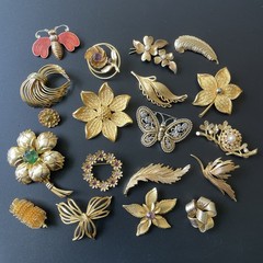 Vintage 19 Pc Brooch Lot Gold Tone Flower Butterfly Bow Feather Bug Nature