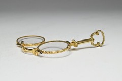 Vintage 14K Gilt Plated Flower Pattern with Glass Moveable Glass/ Mag