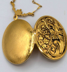 Vintage Gold Tone Oval Locket Necklace Large Repousse Florals Bar Link Chain 24″