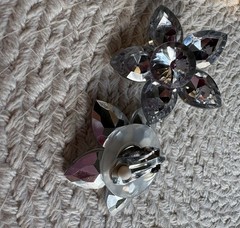 Beautiful vintage acrylic lucite flower clip on earrings