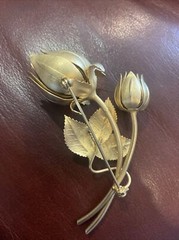 Vintage Unbranded Gold Tone Double Rose Leaf Brooch Pin Rosebud 3” Jewelry