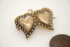 ANTIQUE VICTORIAN ENGLISH 15K GOLD PEARL JOINED WITCH’S HEARTS LOCKET BROOCH