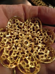 vintage weiss Signed blue rhinestone And Goldtone brooch