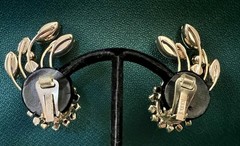 FANTASTIC VINTAGE HOBE 2 1/4” CLIP ON CLIMBERS EARRING COPPER FLUSS MULTI COLORS