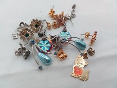 10 LOT D VINTAGE ESTATE PIERCED EARRINGS ALL DAINTY SOME HUGGIE & DANGLE