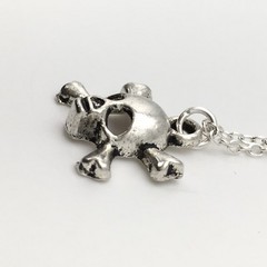 Silver Tone Costume Skull & Crossbones Charm Pendant Chain Necklace 18” #20