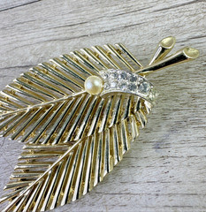 Vintage Unbranded Leaf Brooch Rhinestone & Pearl Accent 3.25″